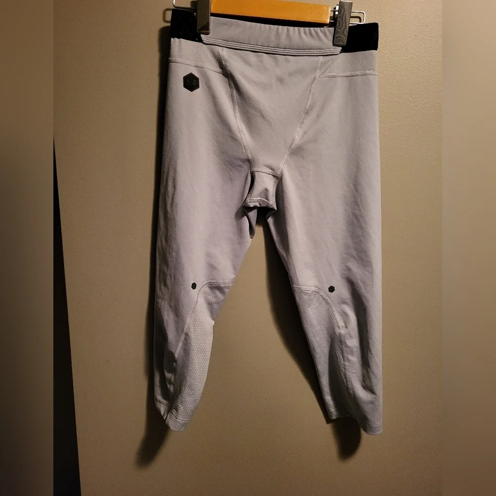Under Armour Heat Gear 3/4 Leggings Size medium (26) - Picture 1 of 4